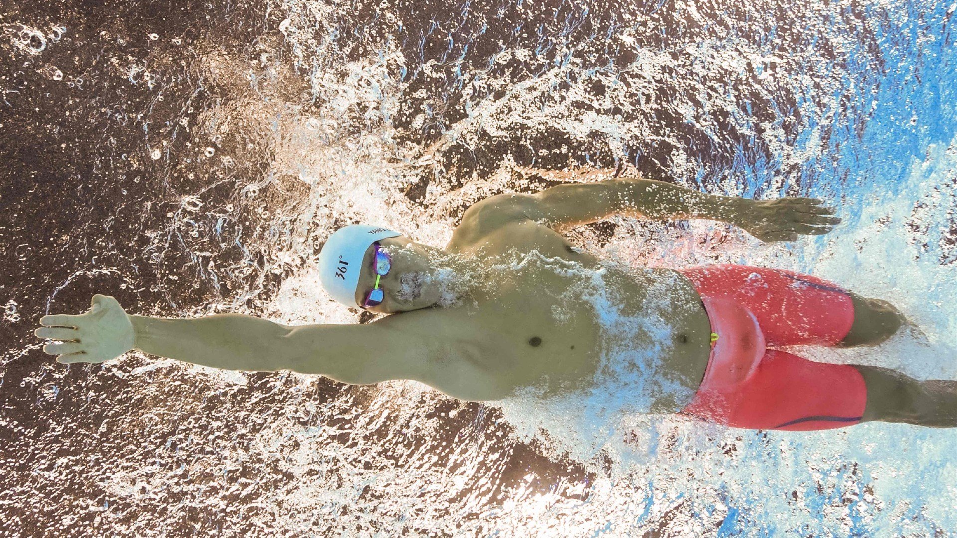 绿茵场上的双面叙事，阿尔及利亚的绝地反击与李刚仁的欧冠接管时刻